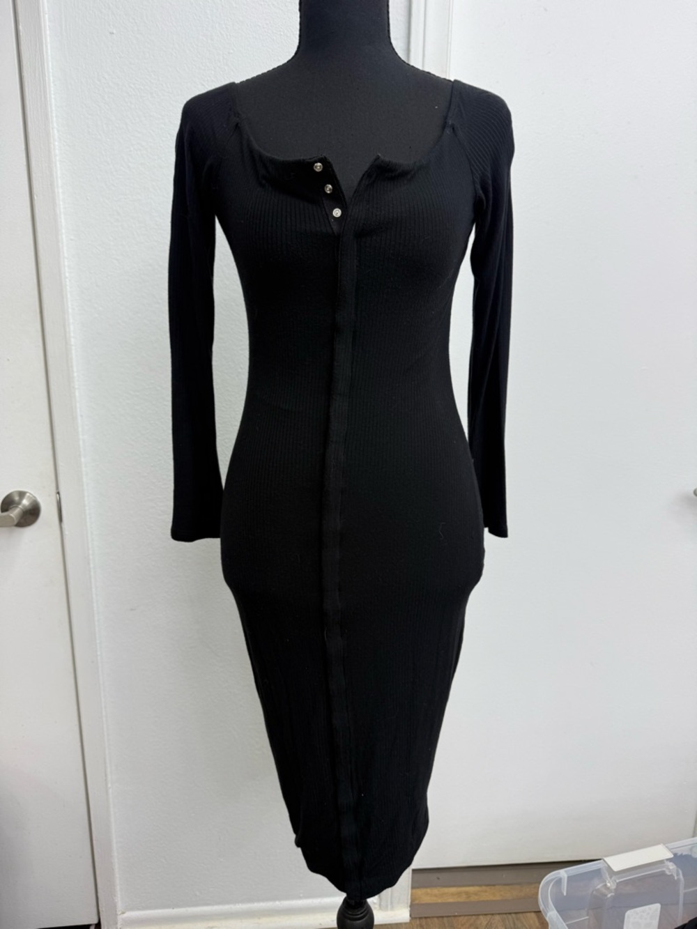 Black Ribbed Long-Sleeve Bodycon Dress - Sleek Everyday Style